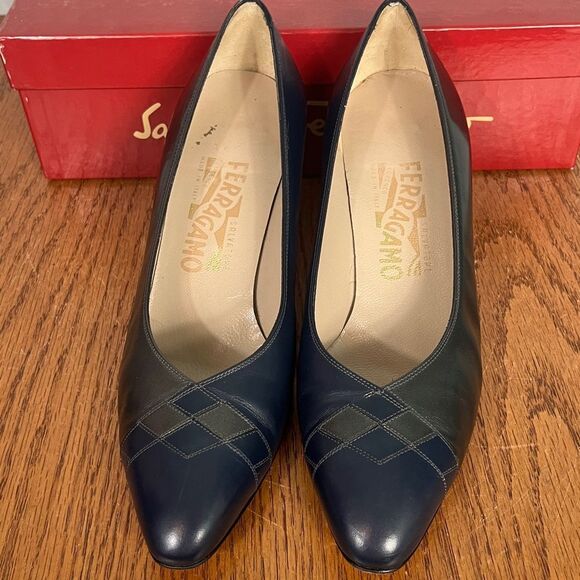Salvatore Ferragamo 7.5 C Unique Navy & Silver Leather heels with woven toe - Picture 2 of 11
